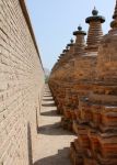 Uno scorcio dell'antico monumento buddista noto come "108 Stupa" sulle montagne Xiakou nei pressi della città di Yinchuan, Cina. Sorge su una collina della riva ovest del ...
