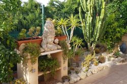 Scorcio di un giardino con sculture nella città di Calpe, Spagna.



