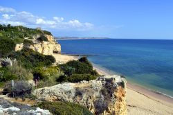 Uno scorcio fotografico della spiaggia di Cova Redonda a Armacao de Pera, Algarve, Portogallo. A fare da cornice una spettacolare natura selvaggia.
