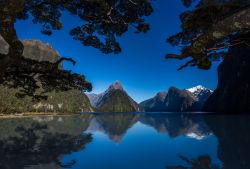 Scorcio mozzafiato del fiordo di Milford Sound in Nuova Zelanda