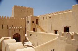 Scorcio panoramico all'interno della fortezza di Nizwa, Oman. Il forte, attorno al quale è sorta la città, domina l'area circostante da una posizione leggermente rialzata.
 ...