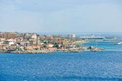 Uno scorcio panoramico del porto e del faro di Villa San Giovanni, Calabria, in una giornata estiva.

