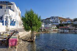 Scorcio panoramico di Kythnos, Grecia. Quest'isola montagnosa, ricca di uliveti che creano uno splendido scenario assieme al bianco dei tetti piatti delle case, al blu profondo del mare ...