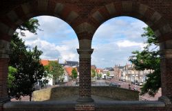 Scorcio panoramico di Sneek attraverso l'arco di un edificio religioso, Frisia (Olanda).

