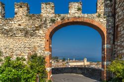 Uno scorcio panoramico sulla città di Desenzano del Garda da un arco del castello antico, Lombardia.

