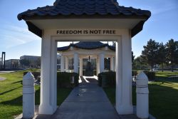 Scritta "Freedom is not Free" al Campidoglio in Wesley Bolin Plaza, Phoenix - © Thomas Trompeter / Shutterstock.com