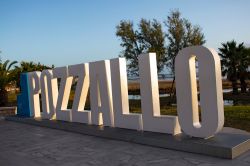 Scritta turistica di benevenuto a Pozzallo, borgo costiero della Sicilia - © M.Antonello Photography / Shutterstock.com