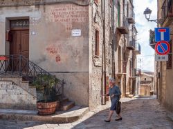 Scritte storiche a favore della Monarchia sulla facciata di un edificio a Petralia Soprana, Sicilia, Risalgono al referendum istituzionale del 2 e 3 Giugno 1946 - © Marco Crupi / Shutterstock.com ...