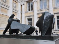 La scultura di bronzo dal titolo "Three Piece Reclining Figure No2" all'Ashmolean Museum di Oxford, Inghilterra. L'opera è stata realizzata nel 1963 dallo scultore Henry ...