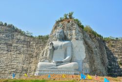 Scultura del Grande Buddha sulle montagne nella provincia di Suphan Buri, Thailandia.
