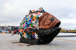 Scultura di un pesce creata con la spazzatura trovata nell'Oresund, Helsingor, Danimarca. L'Oresund è lo stretto che separa Danimarca e Norvegia ed è attraversato da un ...