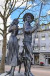 La scultura di Wigbolt Ripperda con Kenau Simonsdochter Hasselaer nella piazza della stazione di Haarlem, Olanda. L'opera è stata realizzata da Graziella Curreli - © Sergey Berestetsky ...