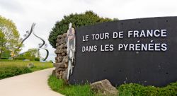 Scultura e pannello celebrativo per il Tour de France a Pau, Francia - © Esik Sandor / Shutterstock.com