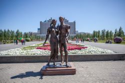 Scultura nel centro di Astana, Kazakistan - Tradotto dalla lingua kazaka, Astana significa "capitale". La parola deriva però dal persiano "astane" che vuol dire porta ...