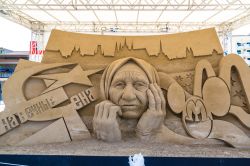 Sculture di sabbia a Lido di Jesolo, Veneto. Dal 1997, ogni anno, i più grandi artisti di questa specialità si danno appuntamento sulla spiaggia di Casa Bianca per creare vere ...