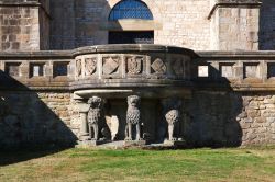 Sculture e decorazioni in una balconata in pietra a Goslar, Germania.
