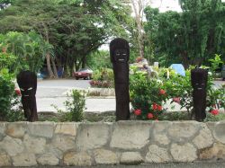 Sculture fatte con tronchi di palme da cocco lungo una strada di Nadi, isola di Viti Levu, Figi - © Ekaterina Malskaya / Shutterstock.com