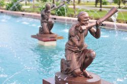 Sculture in una fontana del Kwame Nkrumah Memorial Park di Accra, Ghana. Il mausoleo è circondato da acqua che simboleggia la vita.



