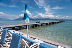 Sdraio e ombrelloni sul lungolago di Garda, Sirmione ...