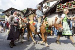Se Desmonteghea, la grande festa di Falcade per il ritorno del bestiame dai pascoli d'altura,  Veneto. Questa tradizionale manifestazione si svolge l'ultimo week end di settembre ...
