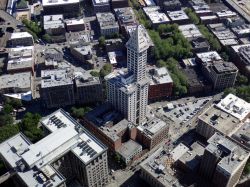 Seattle dall'alto con la Smith Tower, stato di Washington. Questo edificio alto 38 metri è stato completato nel 1914: è il più vecchio grattacielo della città ...