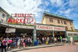 Seattle, il Public Market Center noto anche come Pike Place Market: si affaccia sul lungomare di Elliott Bay - © f11photo / Shutterstock.com