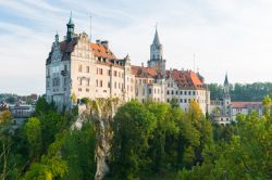 Sede del governo dei principi di Hohenzollern-Sigmaringen, Germania - Si erge in tutta la sua imponenza il massiccio castello che ospitò i principi di Hohenzollern durante il loro governo ...