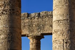 Dettaglio della trabeazione e delle colonne doriche del Tempio Greco di Segesta, in Sicilia - © Angelo Giampiccolo / Shutterstock.com