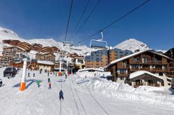 Seggiovia nello ski resort in Val Thorens, Francia. Siamo nel dipartimento francese della Savoia, in una delle stazioni più famose di Francia e di tutta Europa - © Jerome LABOUYRIE ...