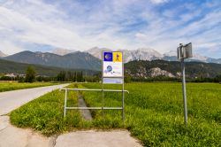 Segnaletica per il Cammino di Santiago nei pressi di Stams, Tirolo, Austria. Siamo nel distretto di Imst - © Joaquin Ossorio Castillo / Shutterstock.com