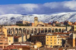 Centro storico e acquedotto a Segovia, Spagna - Una bella immagine dell'agglomerato antico di Segovia su cui spicca l'acquedotto romano che domina con i suoi archi l'ingresso della ...