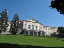 Il Seminario di Venegono Inferiore: siamo nel varesotto, a sud del capoluogo Varese, in Lombardia - © Gia.cossa - CC BY-SA 3.0 - Wikimedia Commons.