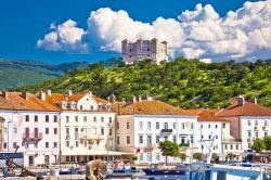 Senj con la fortezza di Nehaj sullo sfondo, Croazia. Il castello si trova fuori le mura in direzione sud dal porto.



