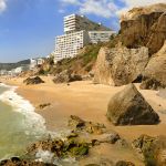 Sesimbra (Portogallo): grandi rocce sulla spiaggia locale, sempre molto frequentata di turisti nei mesi estivi.


