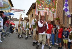 Sfilata storica al Palio dei Trampoli delle Marche a Schieti - © www.paliodeitrampoli.it