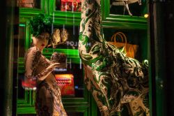 Shopping natalizio a New York City: la vetrina di Bergdorf Goodman, un lussuoso negozio di abbigliamento sulla 5th Avenue - foto © Christopher Postlewaite