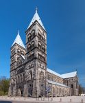 La grande Cattedrale di Lund fotografata in primavera in Svezia. Oltre che per la bella architettura romanica è famosa per l'orologio astronomico del 1400 che suona ogni giorno alle ...