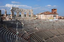 L'arena di Verona (Veneto) - L'arena di Verona rappresenta un anfiteatro romano tra i più famosi in Italia. La sua imponenza, la sua vicinanza con il centro e l'ottimo stato ...