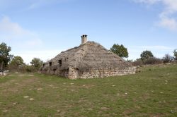 Un capanno in pietra e paglia, una tipica abitazione rurale sulle Madonie vicino a Castelbuono - © Marzolino / Shutterstock.com