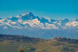 La mole del Monviso fotografato da Costigliole d'Asti in Piemonte