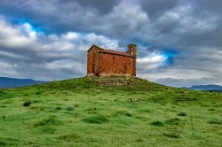 La chiesa di San Saturnino vicino a Benetutti in Sardegna