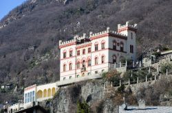 Il castello Baraing a Pont-Saint-Martin in Valle d'Aosta - © Erick Margarita Images / Shutterstock.com