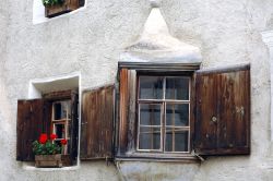Il dettaglio di una casa a Bergun, in Svizzera