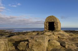 Una vecchia capanna in pietra sulle rocce di Seahouses, Northumberland.

