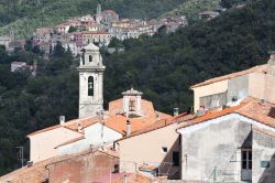 Il borgo di Marciana alta, in primo piano, e il villaggio di Poggio sullo sfondo. Siamo sull'Isola d'Elba in Toscana - © HABRDA / Shutterstock.com