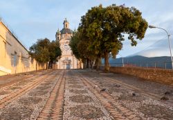 Il Santuario della Madonna della Costa: in cima alle colline sanremesi - la città di Sanremo, situata lungo due promontori, è costituita da molti saliscendi e collinette, ...