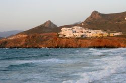 Villaggio sulla costa di Naxos, Grecia - Intonaco bianco per le abitazioni di questo villaggio che si affaccia su un tratto di costa selvaggia dell'isola © kkaplin / Shutterstock.com ...