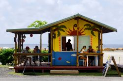 Un piccolo bar sul lungomare di Avarua, la capitale delle Isole Cook, in Polinesia - © ChameleonsEye / Shutterstock.com 