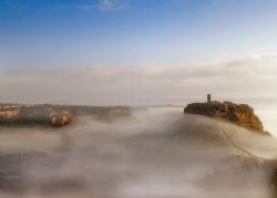 Nebbia a Civita di Bagnoregio, Lazio: il borgo si erge quasi surreale da una coltre di foschia lasciando intravedere il campanile in stile romanico che affianca la chiesa - © ER_09 / Shutterstock.com ...