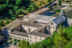 Complesso dell'abbazia di Sénanque vicino a Gordes, Francia - Organizzata in funzione della regola di vita "Ora et labora" trasmessa dal fondatore dell'ordine, San Bernardo, ...